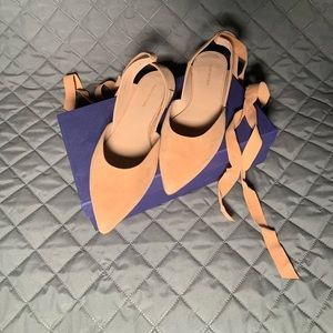 Stuart Weitzman flat sandals .New. Seize 9 Color  beige